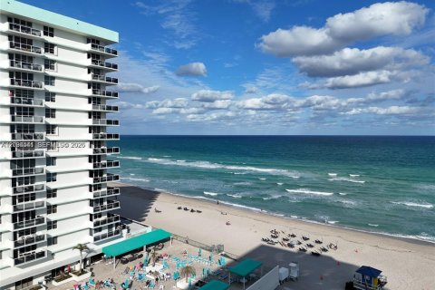 Copropriété à louer à Hollywood, Floride: 2 chambres, 84.17 m2 № 2390393 - photo 15