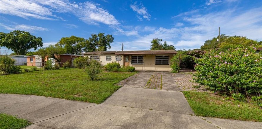 House in Orlando, Florida 3 bedrooms, 140.75 sq.m. № 1885670