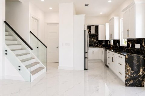 Casa en venta en Apollo Beach, Florida, 4 dormitorios, 197.42 m2 № 2156058 - foto 4