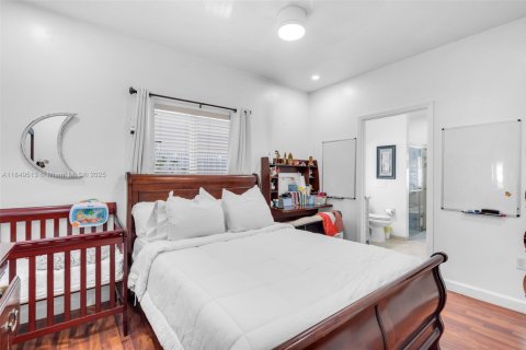 Casa en venta en Miami, Florida, 4 dormitorios, 259.66 m2 № 1936658 - foto 13