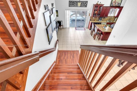 Casa en venta en Miami, Florida, 4 dormitorios, 259.66 m2 № 1936658 - foto 25