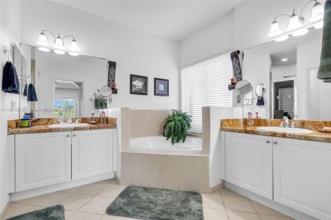 Casa en venta en Miami, Florida, 4 dormitorios, 259.66 m2 № 1936658 - foto 19