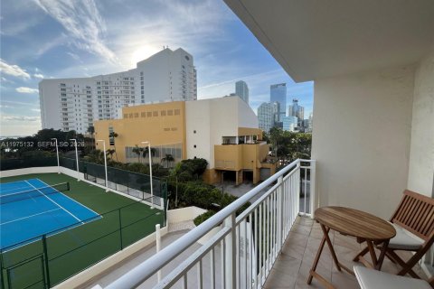 Купить кондоминиум в Майами, Флорида 1 спальня, 62.62м2, № 2036296 - фото 13