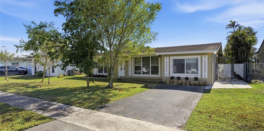 House in Sunrise, Florida 3 bedrooms, 128.3 sq.m. № 2027993