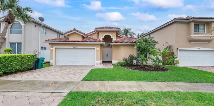 Casa en Miami, Florida 3 dormitorios, 166.11 m2 № 2017360