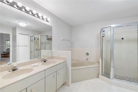 Casa en venta en Miami, Florida, 3 dormitorios, 166.11 m2 № 2017360 - foto 28