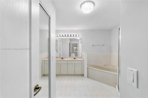 Casa en venta en Miami, Florida, 3 dormitorios, 166.11 m2 № 2017360 - foto 30