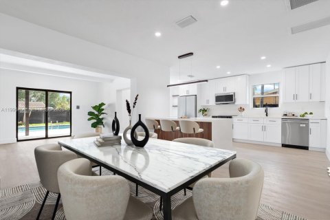 House in Hollywood, Florida 4 bedrooms, 160.26 sq.m. № 2058884 - photo 7