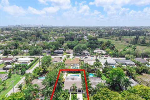 House in Hollywood, Florida 4 bedrooms, 160.26 sq.m. № 2058884 - photo 29