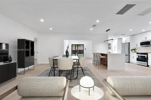 House in Hollywood, Florida 4 bedrooms, 160.26 sq.m. № 2058884 - photo 5