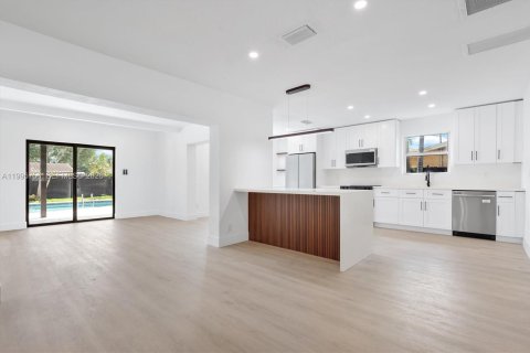 House in Hollywood, Florida 4 bedrooms, 160.26 sq.m. № 2058884 - photo 8