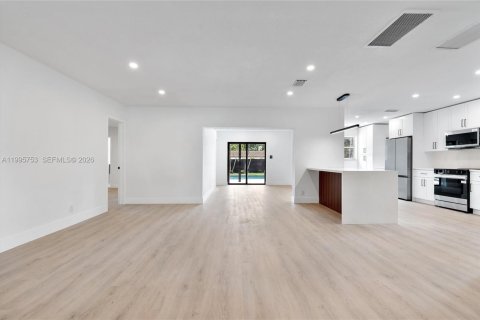 House in Hollywood, Florida 4 bedrooms, 160.26 sq.m. № 2058884 - photo 6