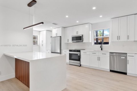 House in Hollywood, Florida 4 bedrooms, 160.26 sq.m. № 2058884 - photo 10