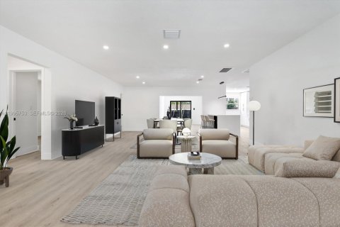 House in Hollywood, Florida 4 bedrooms, 160.26 sq.m. № 2058884 - photo 3