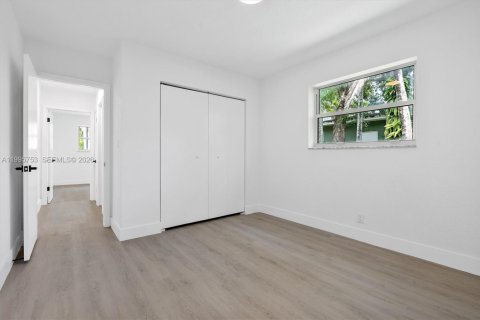 House in Hollywood, Florida 4 bedrooms, 160.26 sq.m. № 2058884 - photo 15