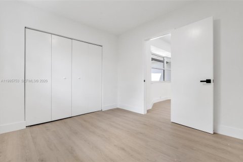 House in Hollywood, Florida 4 bedrooms, 160.26 sq.m. № 2058884 - photo 24