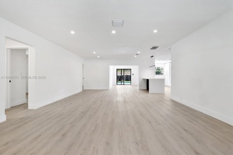 House in Hollywood, Florida 4 bedrooms, 160.26 sq.m. № 2058884 - photo 4