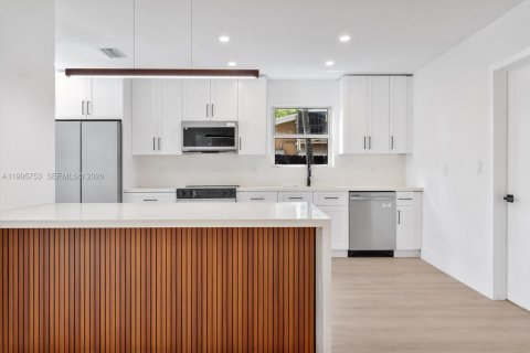 House in Hollywood, Florida 4 bedrooms, 160.26 sq.m. № 2058884 - photo 9