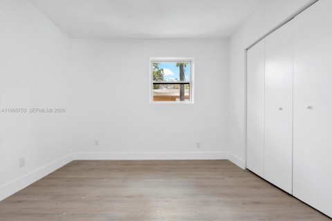 House in Hollywood, Florida 4 bedrooms, 160.26 sq.m. № 2058884 - photo 23