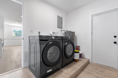 House in Hollywood, Florida 4 bedrooms, 160.26 sq.m. № 2058884 - photo 25