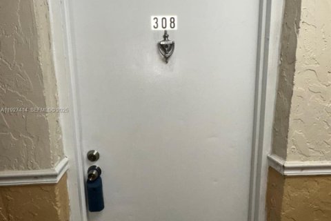 Copropriété à louer à Hialeah, Floride: 2 chambres, 92.53 m2 № 1986273 - photo 1