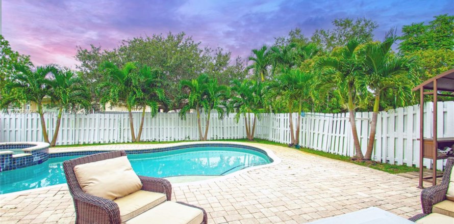 House in Miramar, Florida 4 bedrooms, 242.29 sq.m. № 1941564