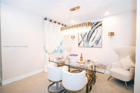 House in Miramar, Florida 4 bedrooms, 242.29 sq.m. № 1941564 - photo 15