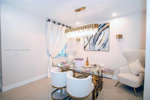 House in Miramar, Florida 4 bedrooms, 242.29 sq.m. № 1941564 - photo 17