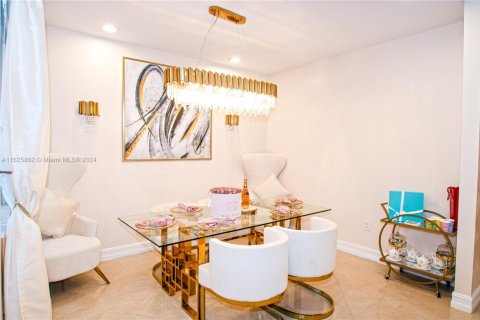 House in Miramar, Florida 4 bedrooms, 242.29 sq.m. № 1941564 - photo 6