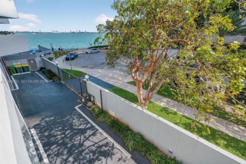 Condo in Miami, Florida, 1 bedroom  № 2029851 - photo 21