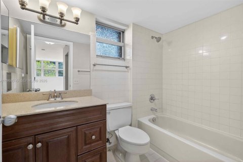 Condo in Miami, Florida, 1 bedroom  № 2029851 - photo 9