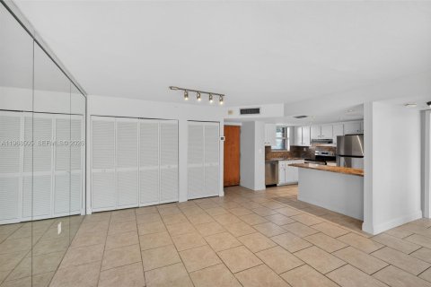 Condo in Miami, Florida, 1 bedroom  № 2029851 - photo 11