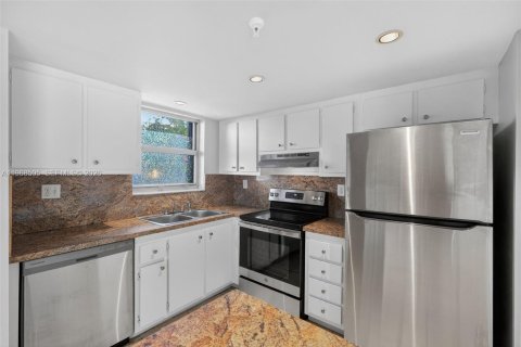 Condo in Miami, Florida, 1 bedroom  № 2029851 - photo 2