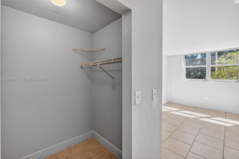 Condo in Miami, Florida, 1 bedroom  № 2029851 - photo 30