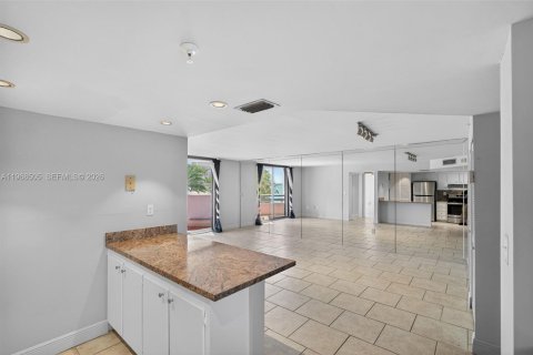 Condo in Miami, Florida, 1 bedroom  № 2029851 - photo 14