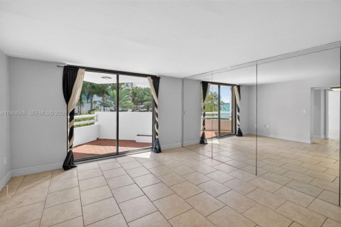 Condo in Miami, Florida, 1 bedroom  № 2029851 - photo 13