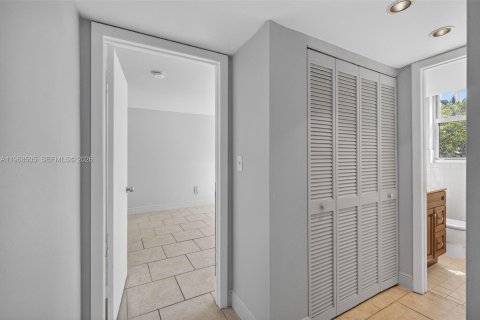 Condo in Miami, Florida, 1 bedroom  № 2029851 - photo 24