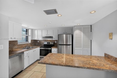 Condo in Miami, Florida, 1 bedroom  № 2029851 - photo 15