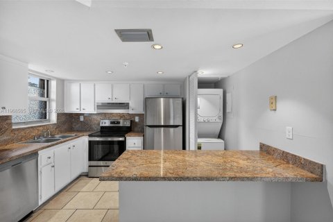 Condo in Miami, Florida, 1 bedroom  № 2029851 - photo 5