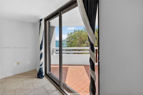 Condo in Miami, Florida, 1 bedroom  № 2029851 - photo 16