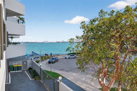 Condo in Miami, Florida, 1 bedroom  № 2029851 - photo 6