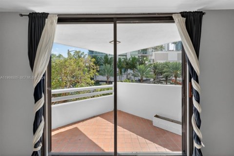 Condo in Miami, Florida, 1 bedroom  № 2029851 - photo 8