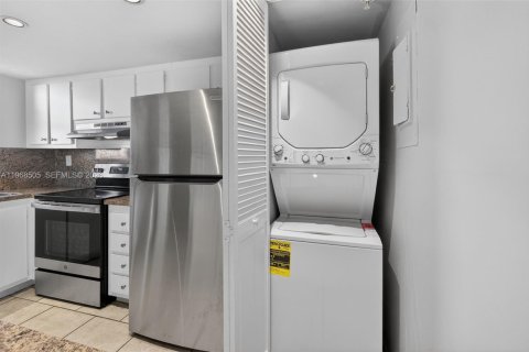 Condo in Miami, Florida, 1 bedroom  № 2029851 - photo 12