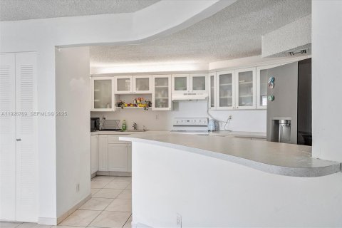 Condominio en venta en Hallandale Beach, Florida, 1 dormitorio, 81.29 m2 № 1986626 - foto 2