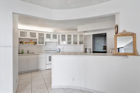 Condominio en venta en Hallandale Beach, Florida, 1 dormitorio, 81.29 m2 № 1986626 - foto 3