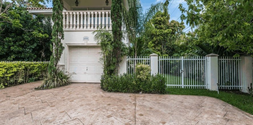 Villa ou maison à Coral Gables, Floride 4 chambres, 242.66 m2 № 1727761