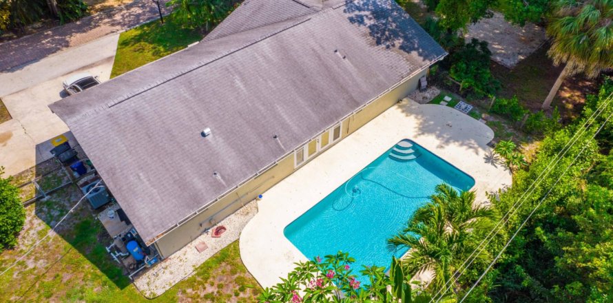 House in Stuart, Florida 3 bedrooms, 131.46 sq.m. № 1168768