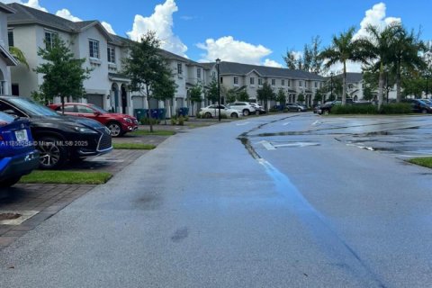 Снять в аренду таунхаус в Майами-Гарденс, Флорида 4 спальни, 148.83м2, № 1874914 - фото 3