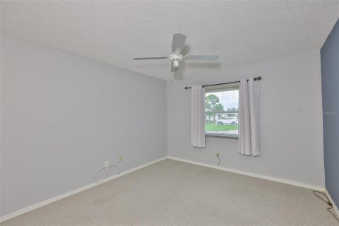 Condo in Sun City Center, Florida, 2 bedrooms  № 1904578 - photo 17