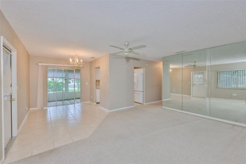 Condo in Sun City Center, Florida, 2 bedrooms  № 1904578 - photo 6